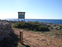Las cuevas naturales y artificiales están presentes a lo largo del camino